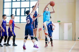 洛杉矶道奇队布莱克·斯内尔在季中对阵红人投出职业生涯首场无安打比赛