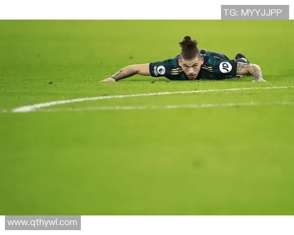 风雨无阻穆勒冒着大雨坚持运动——打高尔夫